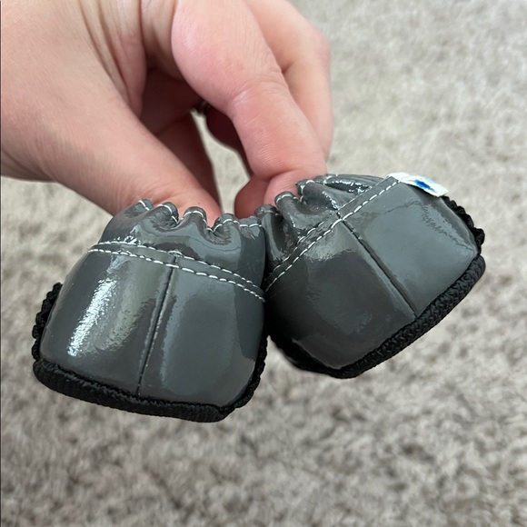 Robeez Grey Patent Leather Infant Flats - Picture 2 of 6